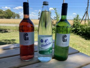 Fischmaster Hofreite Hessenaue Grilldorf Grillpaket Wein-Paket Blick aufs Feld Weißwein Rosewein Wasser 1